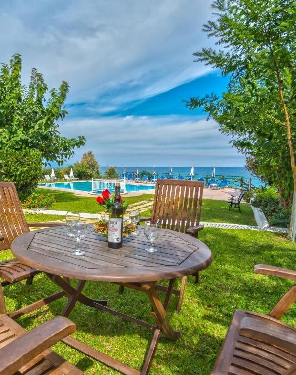 Loukas Apartments On The Waves ตรากากิ ภายนอก รูปภาพ